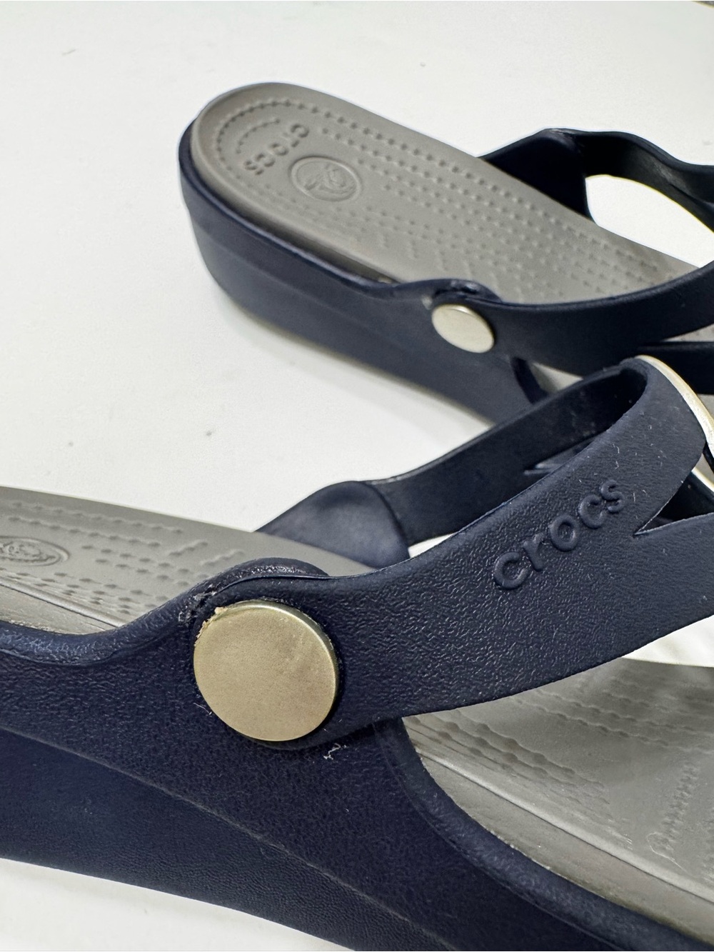 Crocs Sanrah Circle Wedge Flip Sandals in Navy and Silver Sz 9 - Picture 9 of 10